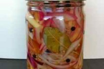 the finished jar of pickled onions